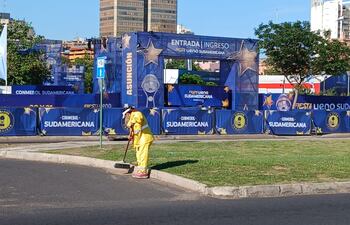 Retoques en la limpieza en la zona del Fan Fest de la fina de la Copa Sudamericana.