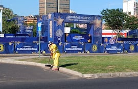 Retoques en la limpieza en la zona del Fan Fest de la fina de la Copa Sudamericana.