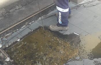 En estas condiciones se encontraba la acera de la Abogacía del Tesoro. Por esta arteria circulan decenas de contribuyentes en forma diaria.