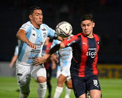 Miguel Paniagua (I), jugador de Guaireña, y Fernando Romero, futbolista de Cerro Porteño, pelean por el balón en un partido por el fútbol paraguayo en La Nueva Olla, en Asunción.