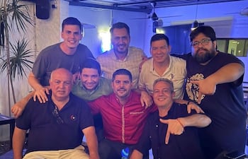 Abajo sentados, de izq. a der.: Iván Arévalos, Juan Villlaba (de camisa verde), abrazado a Óscar "Nenecho" Rodríguez (camisa roja.