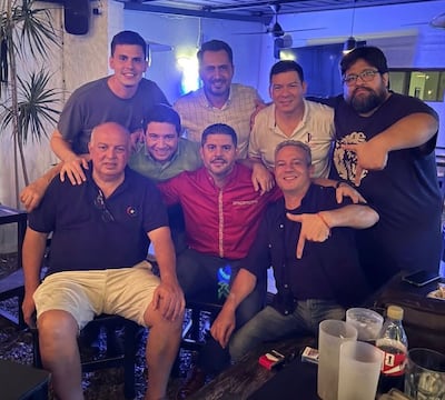 Abajo sentados, de izq. a der.: Iván Arévalos, Juan Villlaba (de camisa verde), abrazado a Óscar "Nenecho" Rodríguez (camisa roja.