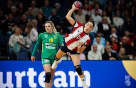 Brenda Torres ensaya un remate a la portería de Montenegro.