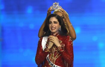Miss Mexico Fatima Bosch en el momento de ser coronada Miss Universo.