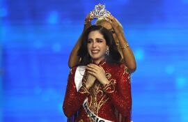 Miss Mexico Fatima Bosch en el momento de ser coronada Miss Universo.