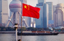 Buques de carga navegan por el río Huangpu, en Shanghái, China.