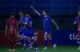 El delantero del Sportivo Limpeño, Wilson Merlo celebra el segundo tanto en el triunfo sobre Atlético Juventud, en la Primera Fase de la Copa Paraguay. (Foto: @CopaParaguayAPF)