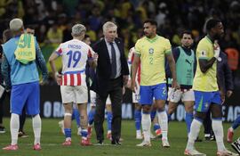 Carlos Ancelotti saludando a Julio Enciso tras el partido entre Brasil y Paraguay en São Paulo.