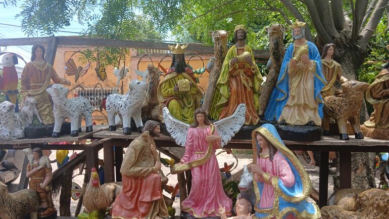 Se pueden apreciar pesebres con detalles finos que resaltan el trabajo artesanal de cada pieza.