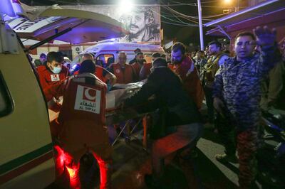 Trabajadores médicos trasladan el cuerpo de una persona fallecida en el bombardeo israelí al campo de refugiados cerca de la ciudad libanesa de Sidón.