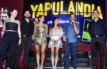 Gustavo Cabaña hablando durante la conferencia, rodeado de los bailarines Aramí Pereira, Jorge Samaniego, Daniela Penayo, Sofía Sosa y Fran Arce.