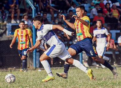José Galeano de Valois transporta el balón ante la marca del capitán aurirrojo Juan Martínez. (Foto: APF)