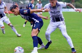 El lateral izquierdo de Pastoreo, Richard Araújo intenta proteger la posesión del esférico ante la marca del atacante del "Buque", Alexander Bundgaard (Foto: @IntermediaAPF)