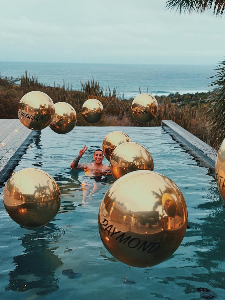 Daddy Yankee celebrando sus 50 y disfrutando un chapuzón al aire libre. (Instagram/Daddy Yankee)
