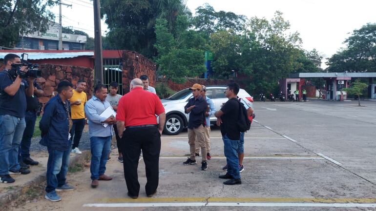 Representantes del Indi llegaron cerca de las 7:00 para reunirse con miembros de una comunidad ind&iacute;gena cerca de la Estaci&oacute;n de Buses de Asunci&oacute;n.