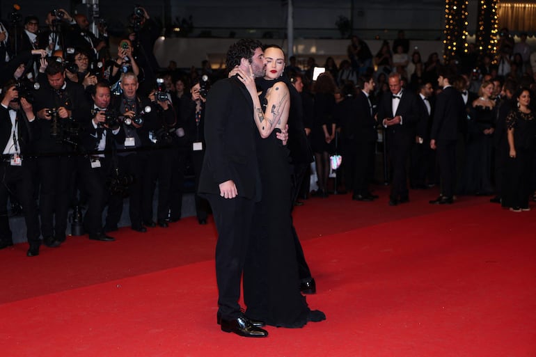 El director y guionista estadounidense Jordan Firstman y la modelo británica Cara Delevingne llegan a la proyección de la película "Club Kid" en la 79ª edición del Festival de Cine de Cannes. (Sameer AL-DOUMY / AFP)