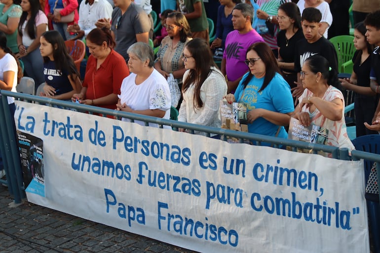 Como cada domingo, la explanada de la Bas&iacute;lica registr&oacute; una importante concurrencia de fieles.