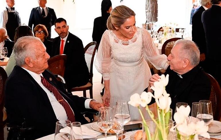 La primera dama Leticia Ocampos con el expresidente Juan Carlos Wasmosy y nuncio Eliseo Antonio Ariotti.
