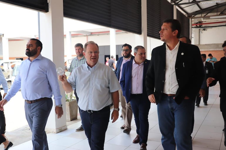 César “Tigre” Ramírez Caje (46 años), titular
de la Secretaría Nacional de Deportes (SND) a la izquierda junto a César “Tigre” Ramírez Caje (46 años), titular
de la Secretaría Nacional de Deportes (SND).