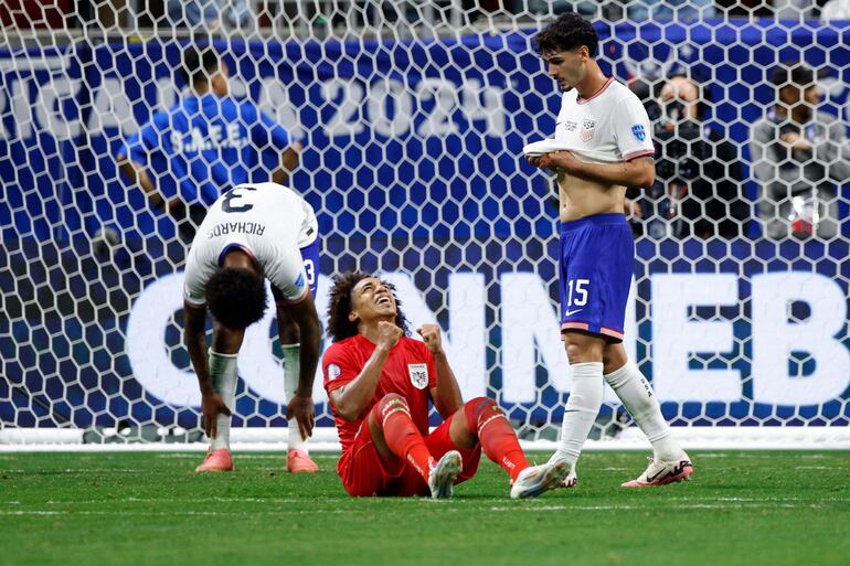 Adalberto Carrasquilla (c), futbolista de la selección de Panamá, celebra la victoria en un partido frente a Estados Unidos por la segunda fecha del Grupo C de la Copa América 2024 en el Mercedes Benz Stadium, en Atlanta, Georgia.