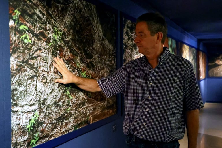 El fotógrafo Fernando Allen durante la presentación de su exposición, este viernes. Hay exposiciones que se observan y hay otras que invitan a acercarse, a detenerse y, literalmente, a poner las manos sobre ellas como es "La piedra y la luz", la muestra que el fotógrafo paraguayo Fernando Allen inaugura este viernes en el Museo Nacional de Altamira, para acercar el arte rupestre paraguayo.