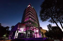 En octubre el Banco GNB se ilumina con el color rosa.