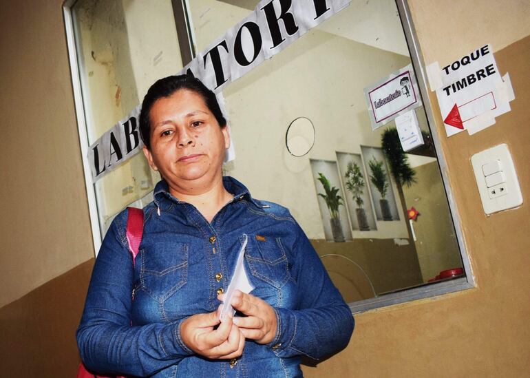 La paciente Gricelda Gaete reclamó que desde hace tiempo deben comprar incluso las jeringas para el laboratorio del Hospital de Carapeguá.