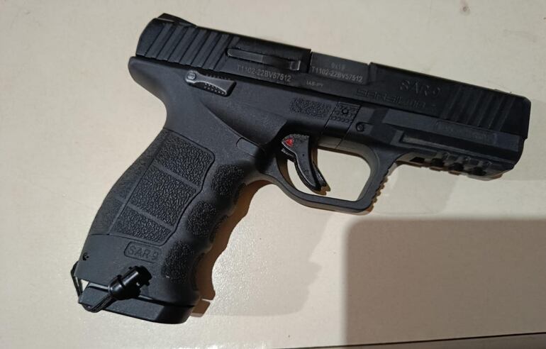 La pistola calibre 9 mm., que fue utilizada por el  uniformado.