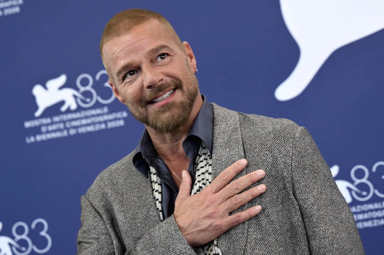 El cantante y actor puertorriqueño Ricky Martin asiste al photocall de la película "Hombre al agua", presentada en la sección Spotlight de la 83.ª edición del Festival Internacional de Cine de Venecia, en el Lido de Venecia, el 6 de septiembre. (Tiziana FABI / AFP)