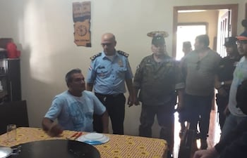 Sentado, Silvino Villalba Salinas tras ser liberado, relata la dramática situación vivida a agentes policiales. El secuestro exprés ocurrió en enero de 2019, eb Capitán Bado