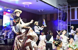 Cada año los pobladores de Isla Pucú reviven la tradición popular del folclore paraguayo con danzas y cantos.