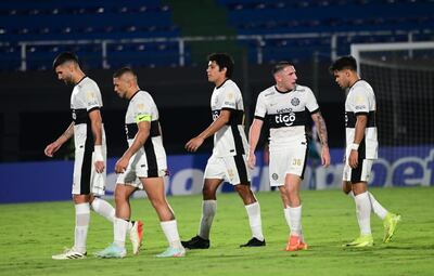Los futbolistas de Olimpia dejan el campo al termino del primer tiempo del partido contra Vélez Sarsfield por la segunda fecha del Grupo H de la Copa Libertadores 2025 en el estadio Defensores del Chaco, en Asunción, Paraguay.
