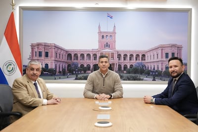 Fretes, Peña y León en una mesa, reunidos en Mburuvicha Róga