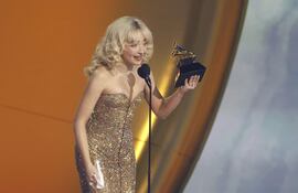 La cantante estadounidense Sabrina Carpenter recibe el Grammy a la Mejor Interpretación Pop Solista durante la 67ª ceremonia anual de los Premios Grammy.