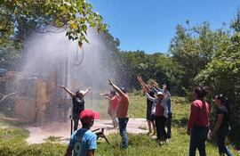 Pobladores de la compañía Yeré se emocionan al ver salir agua durante la perforación del pozo artesiano.