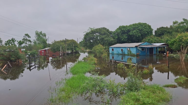 Casas inundadas por desborde del río Paraná en Ayolas.