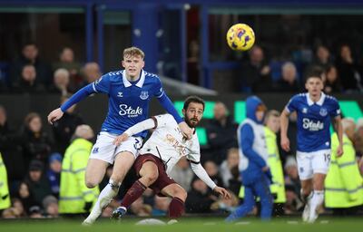 Bernardo Silva anota el tercer gol para el Manchester City aprovechando un mal rechace de Jordan Pickford, arquero del Everton.