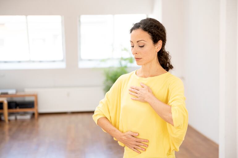 Para regular nuestra forma de respirar es recomendable buscar un lugar tranquilo, donde nos sintamos más acogidos, y quitarnos aquella ropa que nos moleste o agobie, por ejemplo la chaqueta.ñ