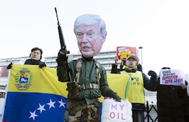 Un manifestante con una máscara con la imagen del presidente de Estados Unidos, Donald Trump, durante una protesta contra Trump y las acciones militares de EE. UU. en Venezuela, frente a la Embajada de Estados Unidos en Seúl.