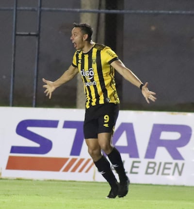 La celebración de Walter González tras anotar el único gol, en el triunfo de Guaraní sobre Sportivo Carapeguá, y a las semifinales.