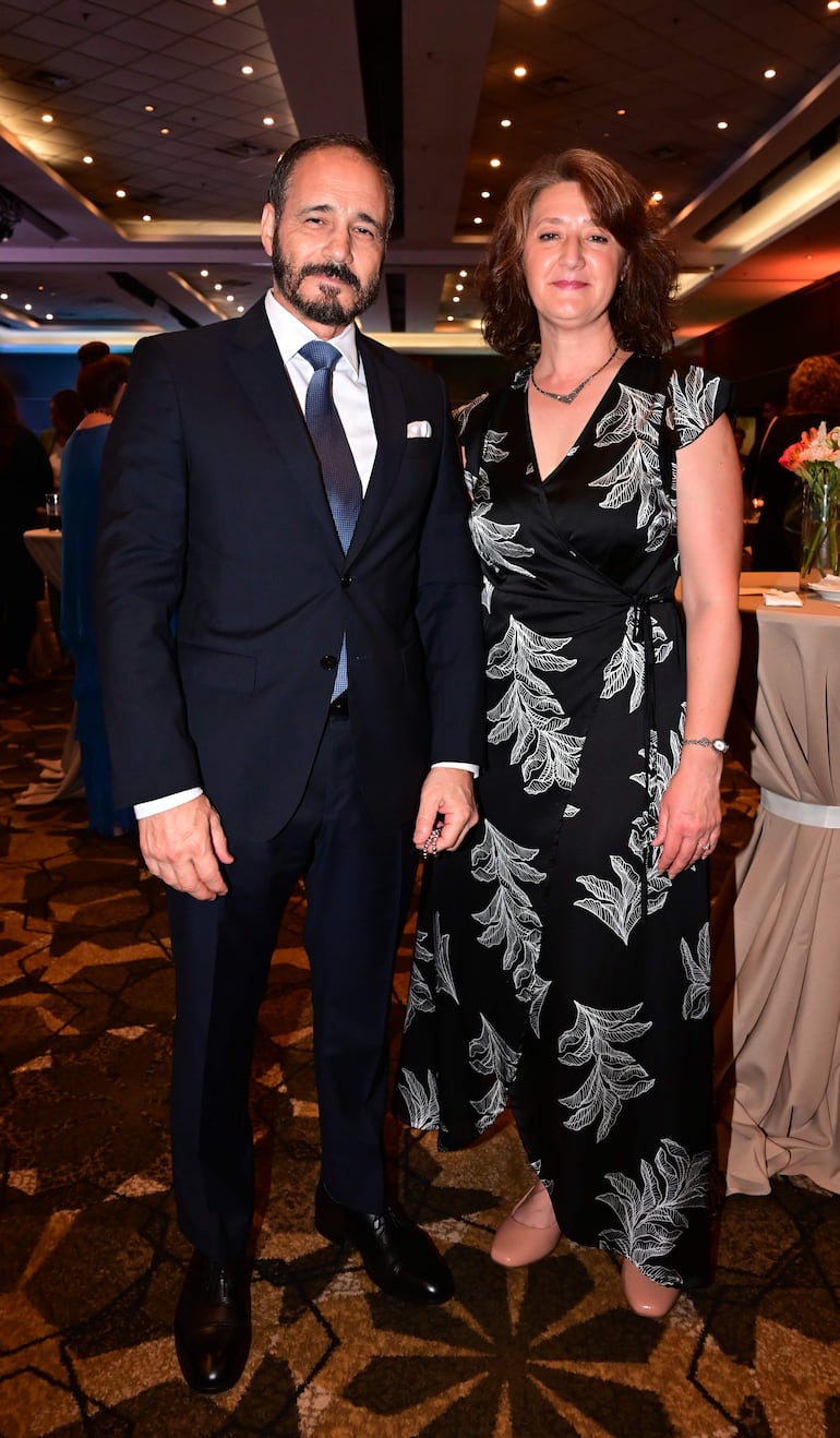 Badreddine Abdelmoumni, embajador de Marruecos y Laura Sánchez.