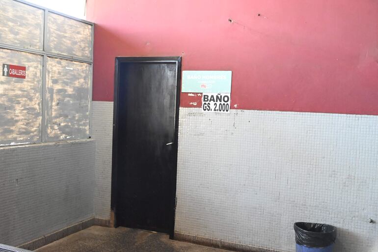 Uno de los dos baños para hombres de la planta baja está clausurado.