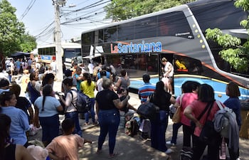 Buses de larga y corta distancia salen desde la avda Rca Argentina frente a la terminal de Asuncion. Foto de archivo.