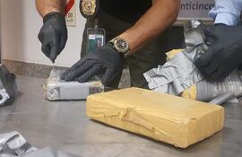 Detienen a un hombre en el aeropuerto por hallarse cocaína en su maleta.