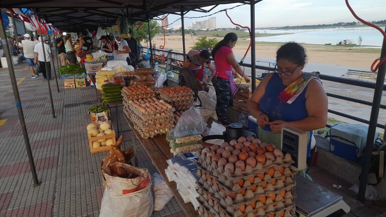 Fran feria de trabajadores del Mercado 4 en la Costanera de Asunción