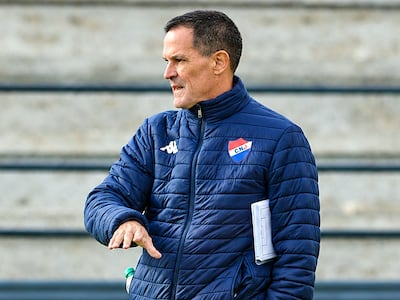 Víctor Eduardo Ceferino Bernay (56 años), director técnico argentino de Nacional.