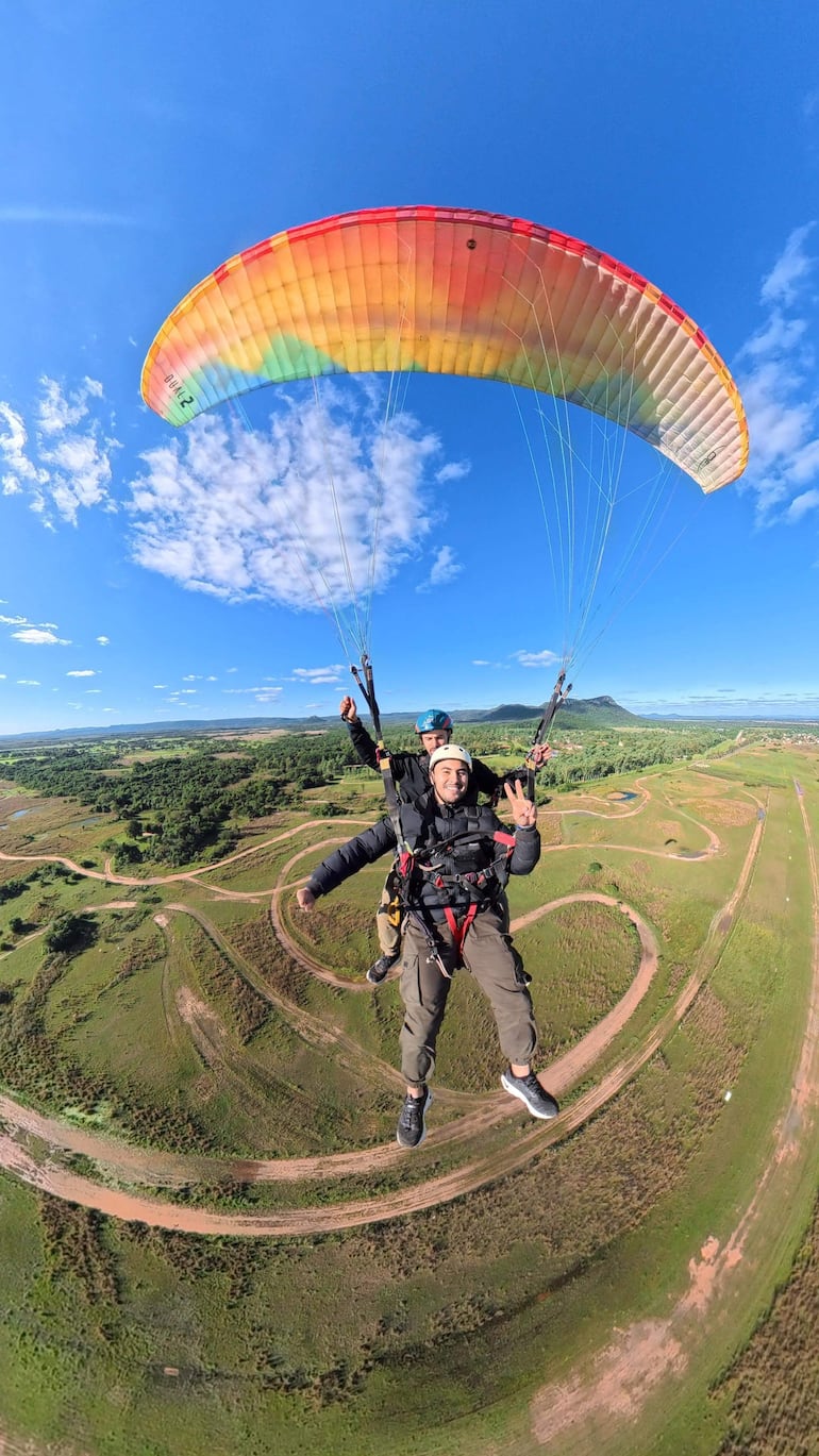 La aventura en las alturas con el parapente se suma a los atractivos turísticos que ofrece Paraguarí para disfrutar de una experiencia única rodeada de naturaleza.