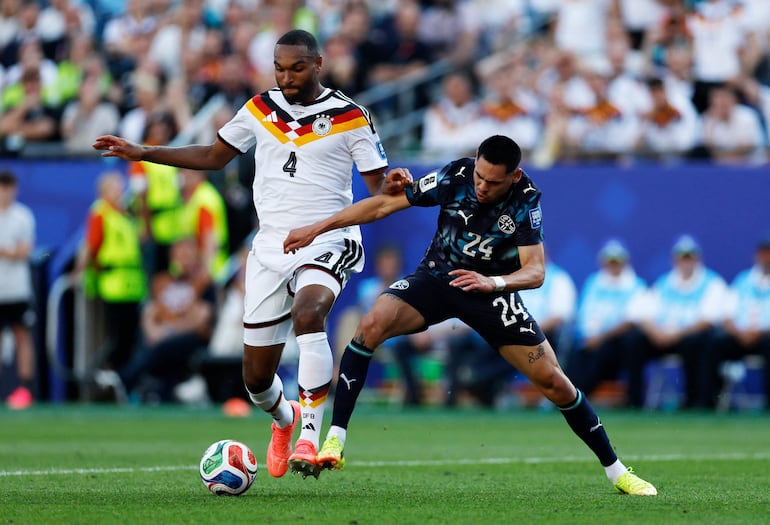 Jonathan Tah de Alemania disputa el balón contra Gustavo Caballero de Paraguay durante el partido de dieciseisavos de final de la Copa Mundial de la FIFA 2026 entre Alemania y Paraguay en el Boston Stadium, en Foxborough, Massachusetts.
