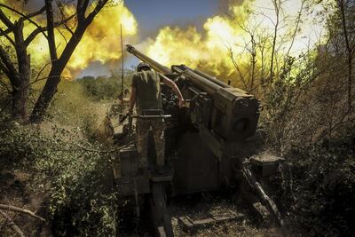 Soldados ucranianos en una posición de artillería abren fuego el pasado martes cerca de Chasiv Yar, en la región de Donetsk.