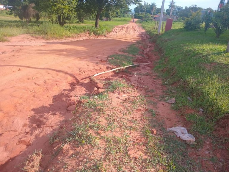 El acceso a las universidades está intransitable y el intendente solicita la compra de ripio.